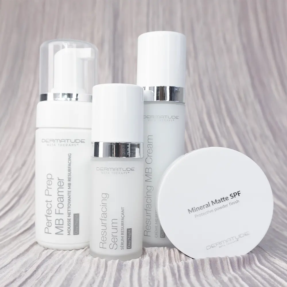 Conjunto de cuidados da pele Dermatude com a linha Resurfacing e pó compacto.
