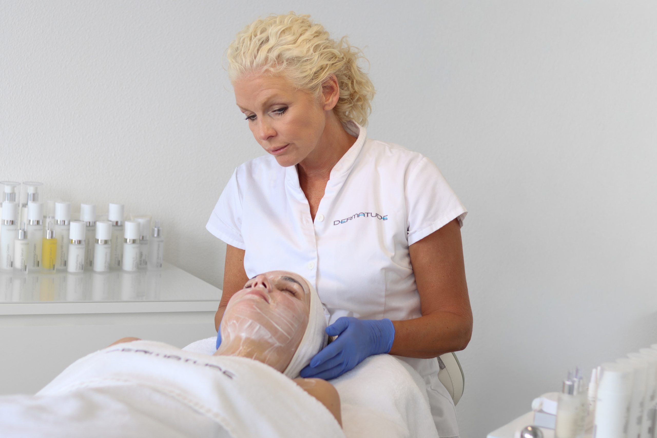 Dermatude Meta Therapy treatment with wireless device performed by founder Saskia